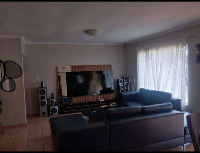 3 BEDROOM TOWNHOUSE FOR SALE IN ROOIHUISKRAAL NORTH